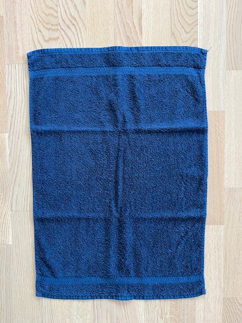 Tummansininen Finlayson käsipyyhe