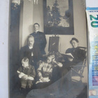 Kabinetti Valokuva Pappi+Perhe KIVA Sisustus Nukke ym 1900-l - pikkukuva 1