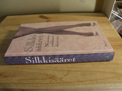 Silkkisääret naisten sukkien historia (sidottu)