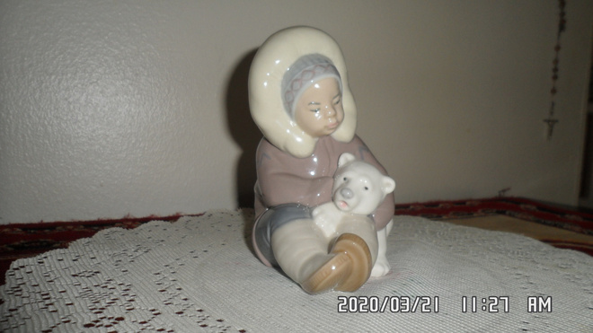 IHASTUTTAVA ESKIMO TYTTÖ AITO LLARDO FIGUURI LEIMALLA
