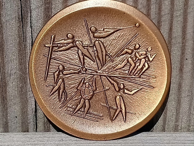 Pronssivärinen merkki, Halkaisija - 34mm. Valmistajan Leimal