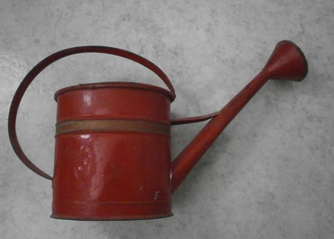 Lasten kastelukannu v. 1958, punainen, peltilelu
