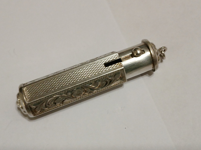 Vintage Hopeaa pilleri riipus koru