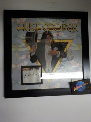 ALICE COOPER TAULU NIMMARILLA