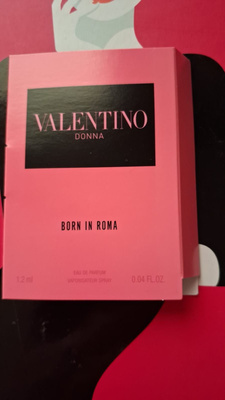 Hajuvesinäyte Valentino Born in Roma