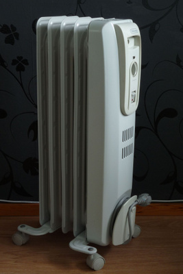 Öljytäytteinen sähköpatteri DeLonghi, 1000 W