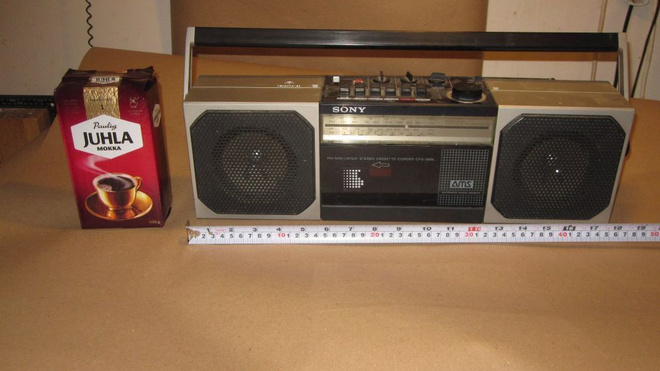 SONY radiolaite, epäkuntoinen.