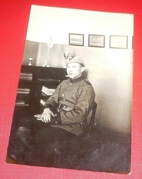 Sotilas istuu palkintonsa vieressä (K8)