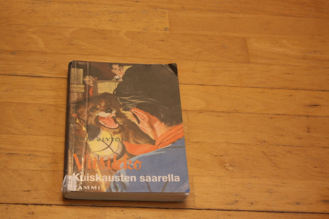 Enid Blyton Viisikko kuiskausten saarella #10