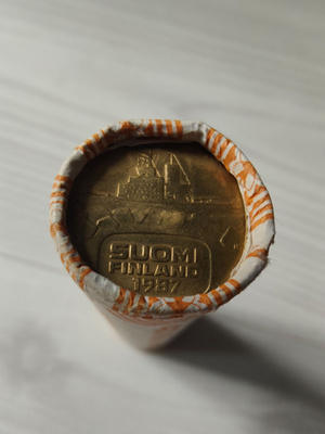 Kolikot ovat tuubissa. Kyseessä on harvinainen N-kirjaimelli