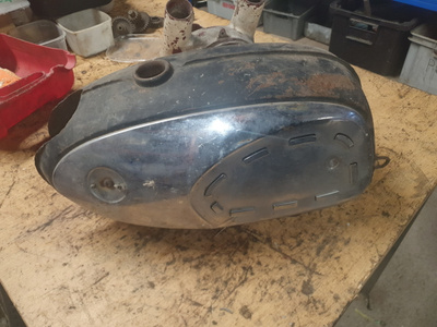 vanha moottoripyörä bensiini tankki