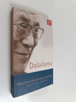 Dalai Lama XIV : Maailmankaikkeus atomissa : tieteen ja h...