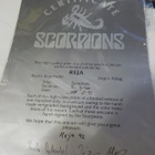 SCORPIONS LITOGRAPHI ( JULISTE) KOKO BÄNDIN NIMMAREILLA - pikkukuva 5