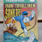 Aku Ankan taskukirja 332: Ihan tavallinen sankari - pikkukuva 1