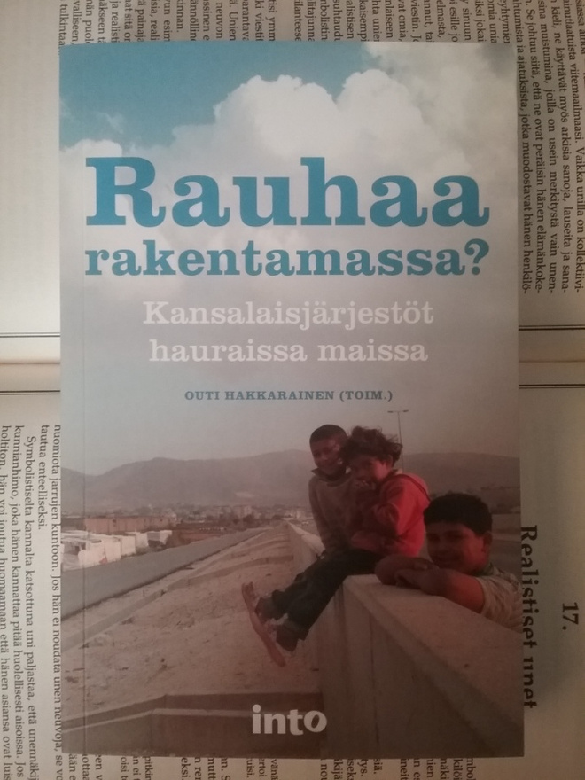 Outi Hakkarainen - Rauhaa rakentamassa? (nid.)