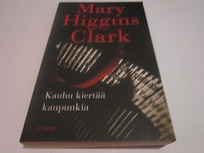 Mary Higgins Clark    KAUHU KIERTÄÄ KAUPUNKIA