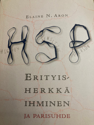 ELAINE N. ARON: ERITYISHERKKÄ IHMINEN JA PARISUHDE