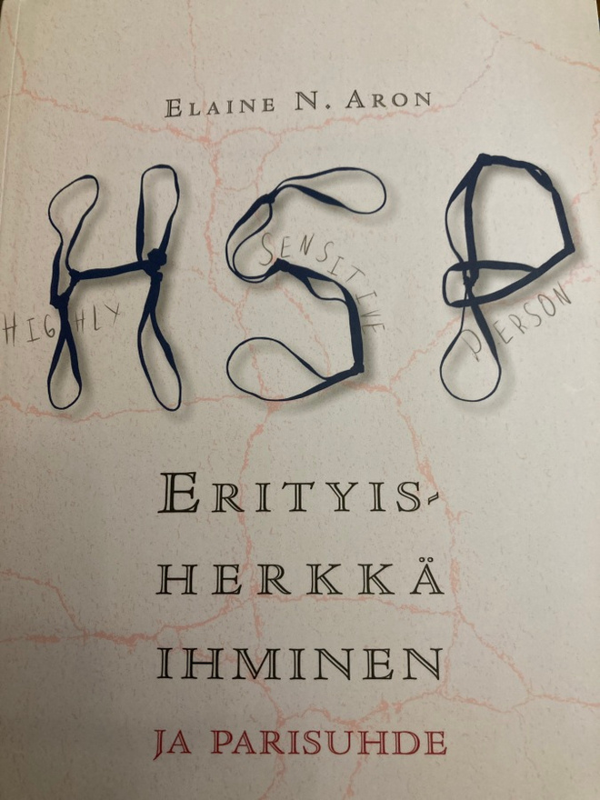 ELAINE N. ARON: ERITYISHERKKÄ IHMINEN JA PARISUHDE