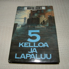 Martha Grimes 5 kelloa ja lapaluu -sid - pikkukuva 1