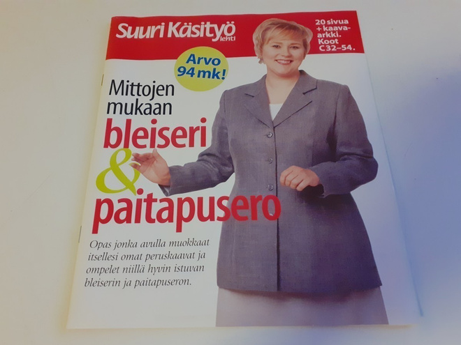 Mittojen mukaan bleiseri & paitapusero