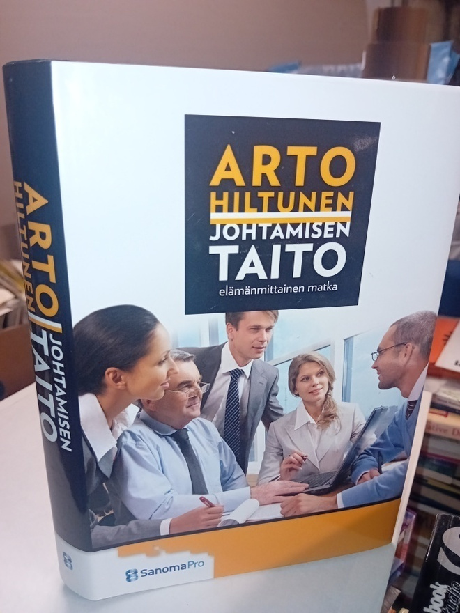 Arto Hiltunen JOHTAMISEN TAITO ( 1 p. 2011 ) Sis.pk:t