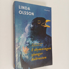 Linda Olsson : I skymningen sjunger koltrasten : en roman - pikkukuva 1