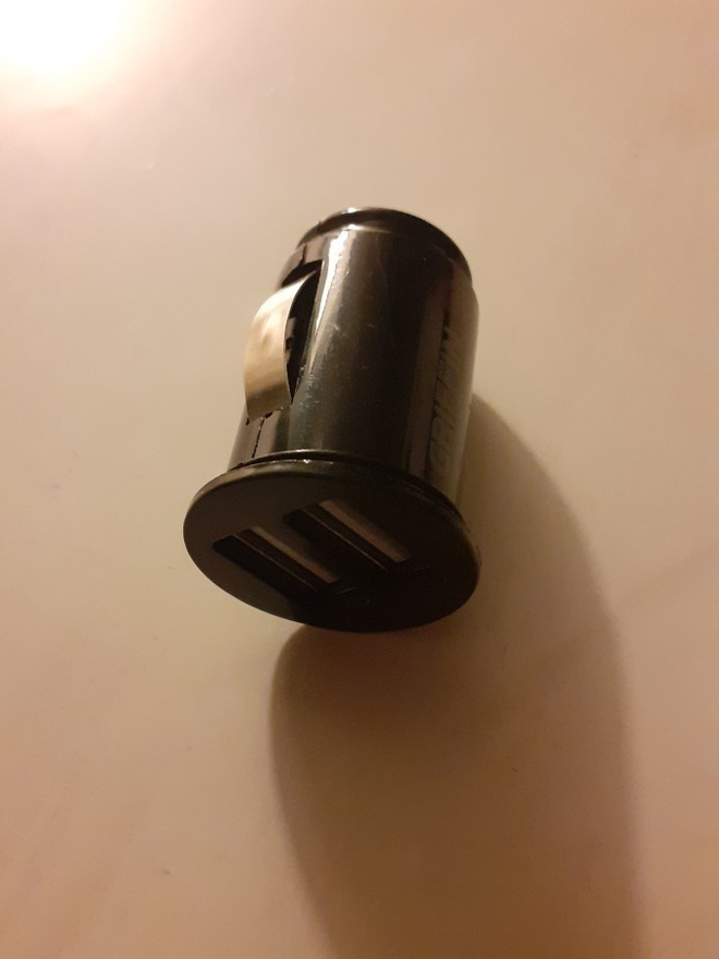 USB -adapteri autoon (kaksi liitinaukkoa)