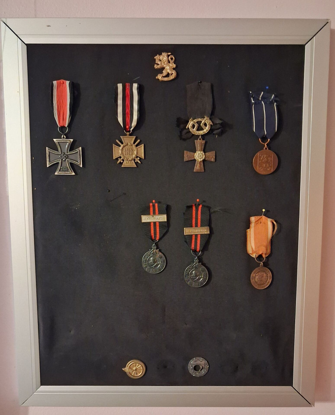 Muutama mitali, myöntökirja yms