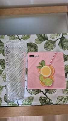 Juomalasi pillillä ja servetti pakkaus