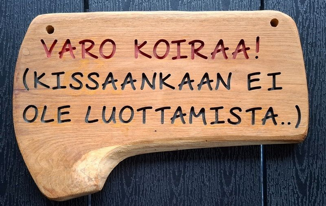 VARO KOIRAA ! Puinen hieno kyltti. KATSO! koira kissa puuta