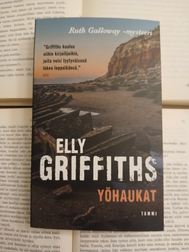 Elly Griffiths - Yöhaukat (pokkari)