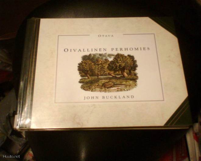 John Buckland  OIVALLINEN PERHOMIES ( 1 p. 1991 ) Sis.pk:t