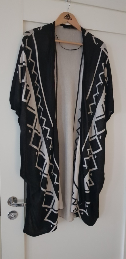 Musta-valkoinen viskoosi Poncho / Neuleponcho / Viitta