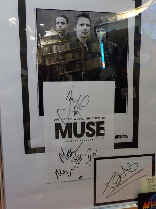 MUSE TAULU KOLMELLA NIMMARILLA