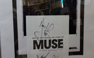 MUSE TAULU KOLMELLA NIMMARILLA