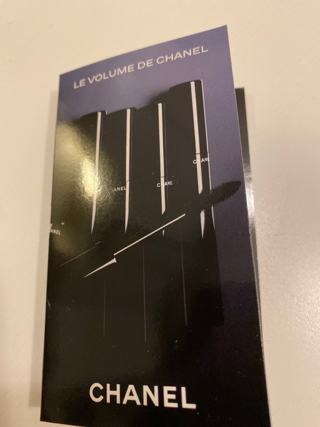 •••Chanel ripsiväri Le Volume de Chanel musta•••