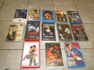 iso määrä vanhoja vhs videoita ( isommat laatikot )