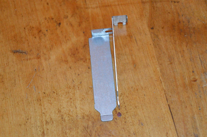2kpl low profile lisäkorttien taustalevyjä (HP)