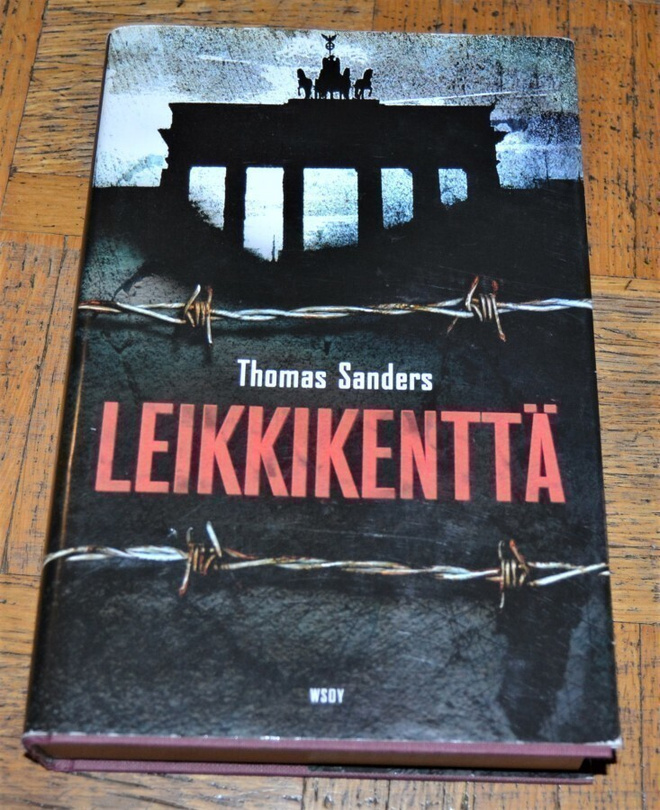 Thomas Sanders : Leikkikenttä