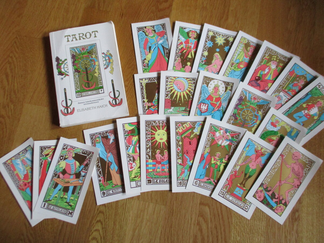 TAROT Ihmisen 22 tietoisuudentasoa ELISABETH HAICH + kortit