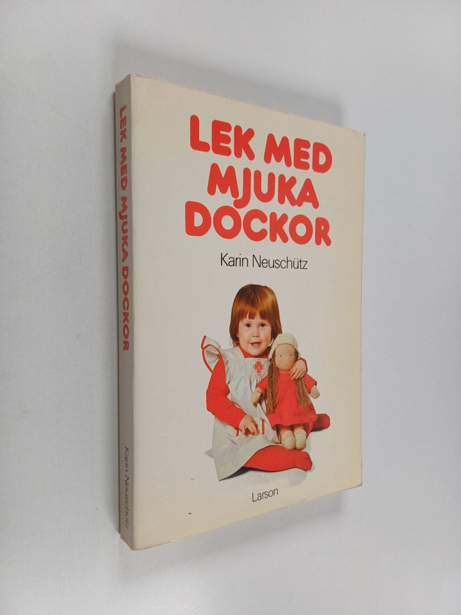 Karin Neuschutz : Lek med mjuka dockor