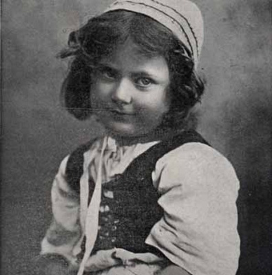 LAPSI / Tummasilmäinen tyttö ja kukkia. 1900-l.