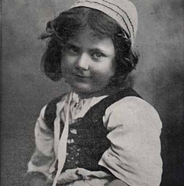 LAPSI / Tummasilmäinen tyttö ja kukkia. 1900-l.