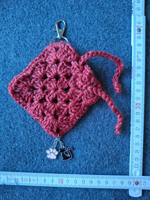 Alina´s Handmade virkattu avaimenperä airpodin suojakoteloon