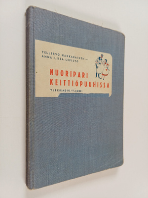 Nuoripari keittiöpuuhissa