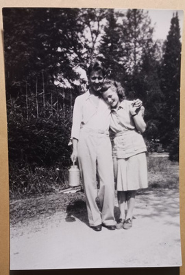 Saarla, kihlapari maidonhakumatkalla 1943, vkpk, k.
