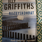 Elly Griffiths Risteyskohdat - pikkukuva 1