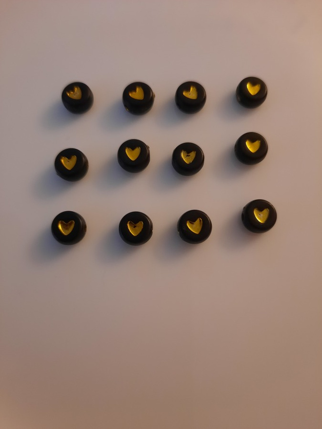 Musta helmi jossa kultainen sydän 20 kpl
