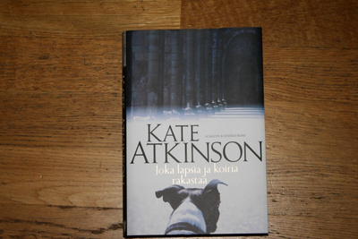 Kate Atkinson: Joka lapsia ja koiria rakastaa