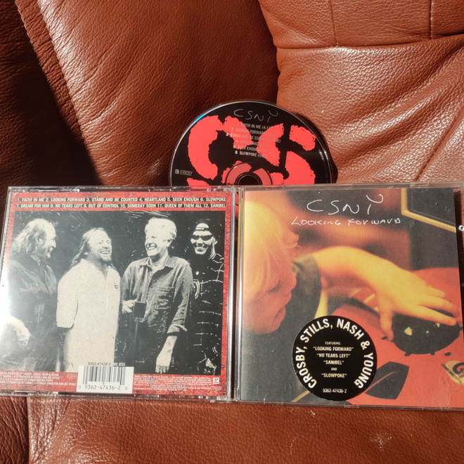 CROSBY, STILLS,NASH & YOUNG -looking forward CD.